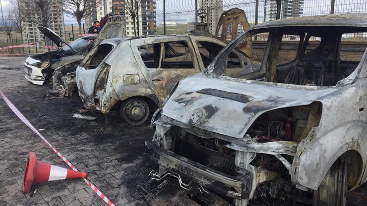 Ankara'da site bahçesinde 5 araç yandı