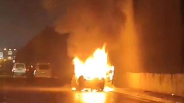Çekmeköy’de seyir halindeki otomobil alev alev yandı