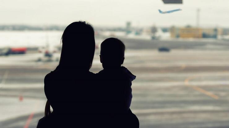 Havalimanı çalışanları şoke oldu: Bebeklerini kontuarda bırakıp uçağa binmeye çalıştılar