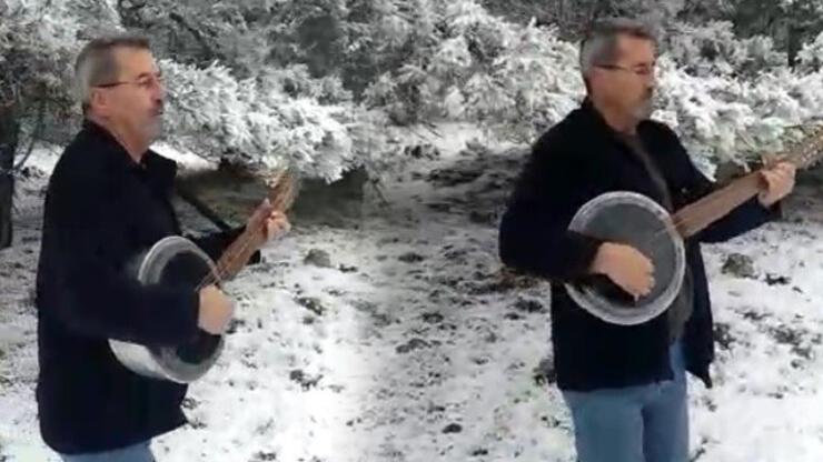 Kar yağışını cümbüş çalarak şarkıyla karşıladılar