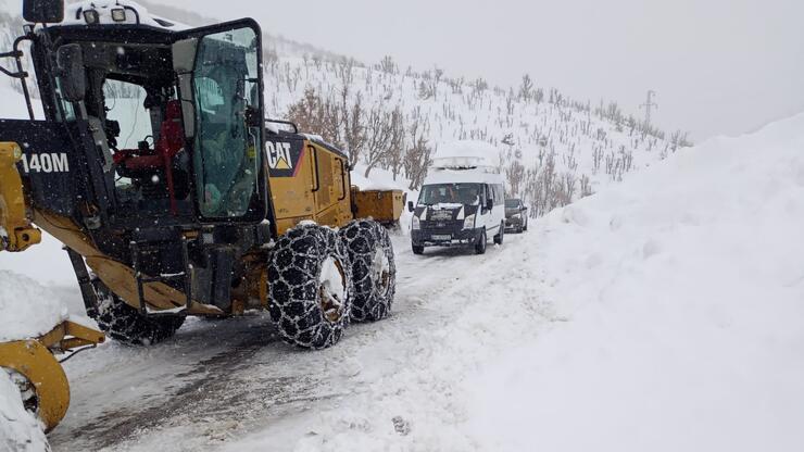 Siirt’te kar yağışı nedeniyle araçlarda mahsur kalan 40 kişi kurtarıldı