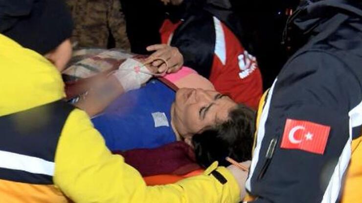 Deprem bölgesinden İstanbul'a getirilen yaralılar hastanelere sevk edildi