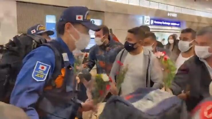 Ülkesine dönen Japon kurtarma ekibi, havalimanında çiçeklerle karşılandı