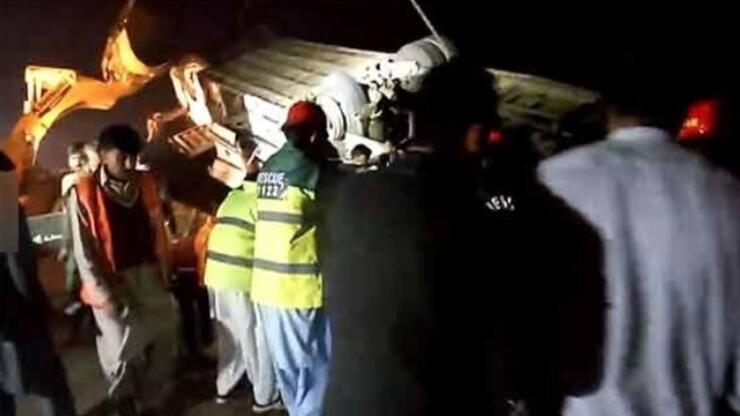 Pakistan’da otobüs kazası: 12 ölü, 54 yaralı