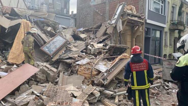 SON DAKİKA: Fatih'te 2 katlı metruk bina çöktü