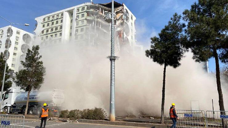 Diyarbakır'da 89 kişinin öldüğü Galeria'daki AVM ve 3 blok yıkılıyor