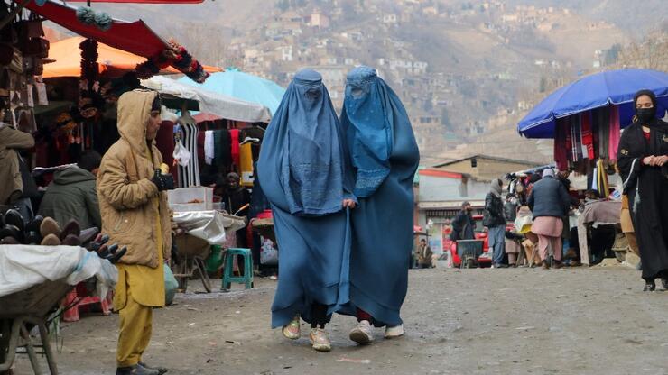 Taliban’dan kadınlara bir darbe daha: Eski boşanma kararları iptal 