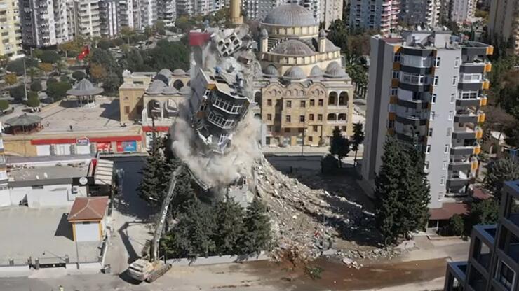 Adana'da depremde ağır hasar alan bina kontrollü yıkıldı