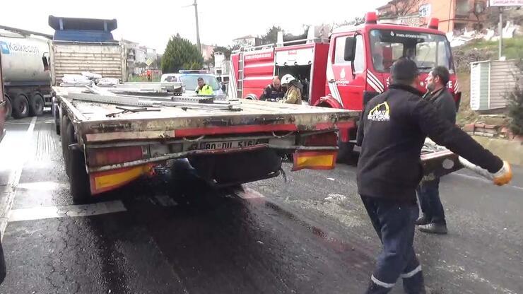 Silivri'de kamyon TIR'a çarptı: 3 yaralı