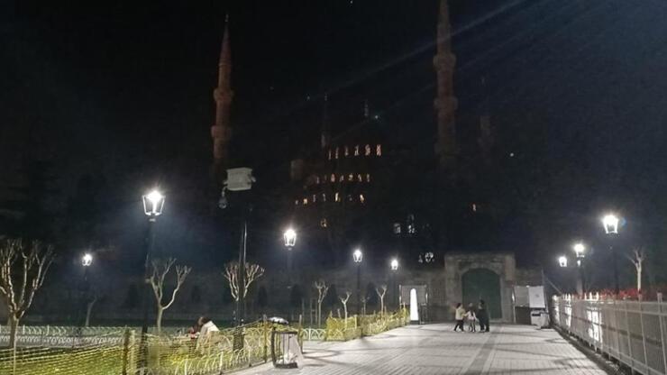 Sultanahmet Camii'nde ışıklar depremde hayatını kaybedenler için söndürüldü