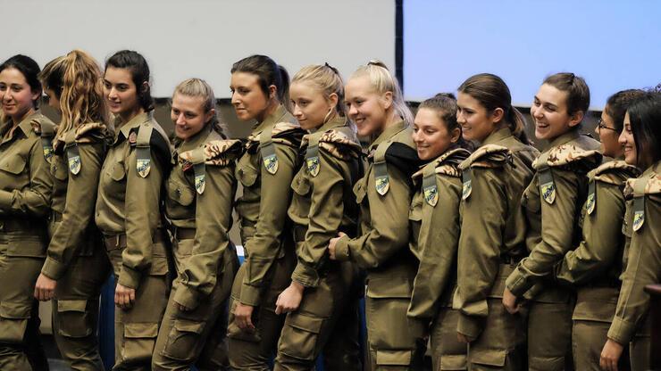 Kadın askerler isyanda: İsrail'de kışlayı karıştıran 'şarkı' emri