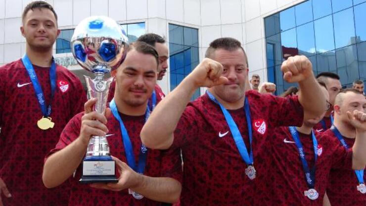 Avrupa şampiyonu Down Sendromlu Özel Futsal Milli Takımı törenle karşılandı