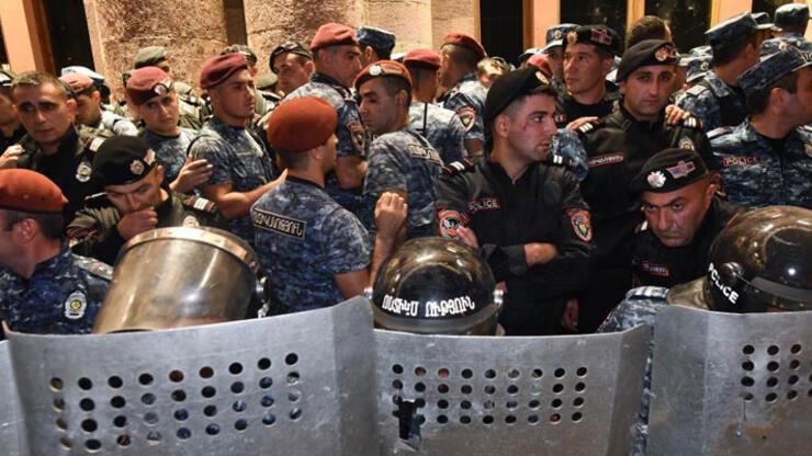 Ermenistan’da istifa sesleri yükseliyor! Polis ile Paşinyan karşıtları arasında arbede