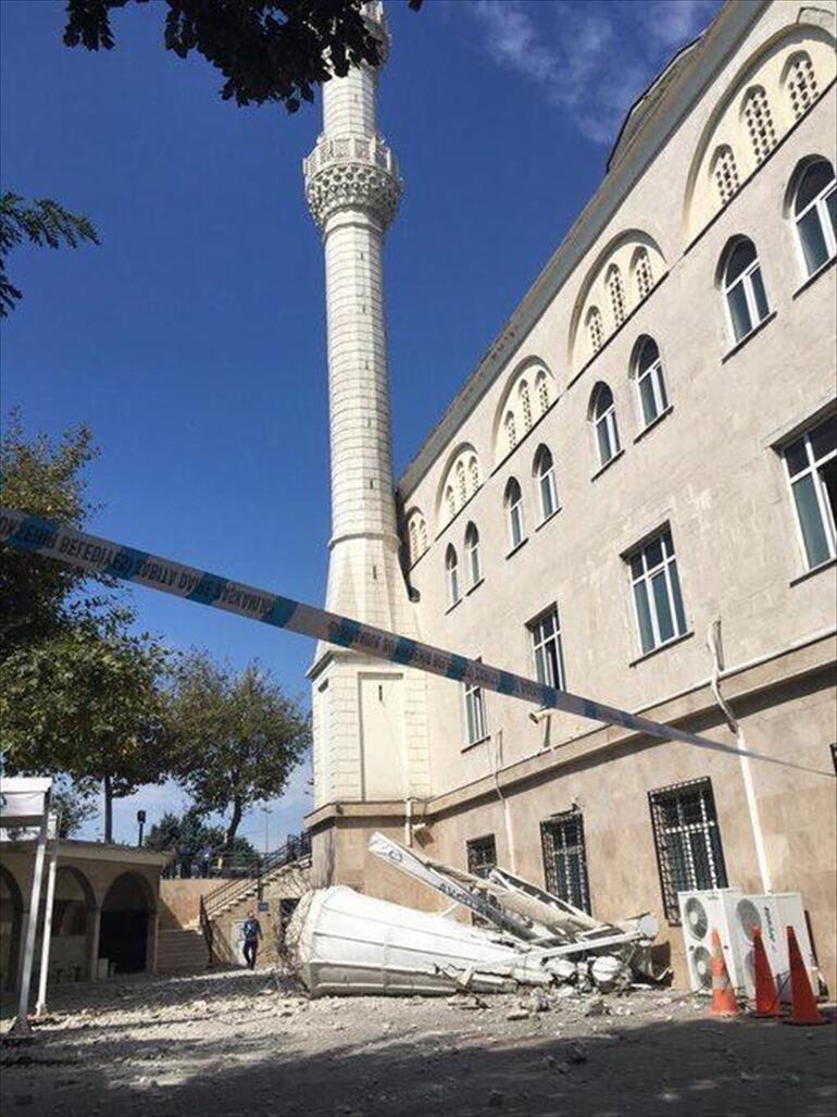 Son dakika... İstanbul Silivride deprem: Cami minaresi çöktü, yan yatan bina boşaltıldı