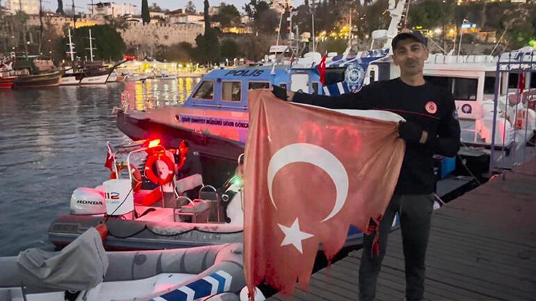 Yıpranmış Türk bayrağını değiştirmek için çıktığı kayalıkta mahsur kaldı