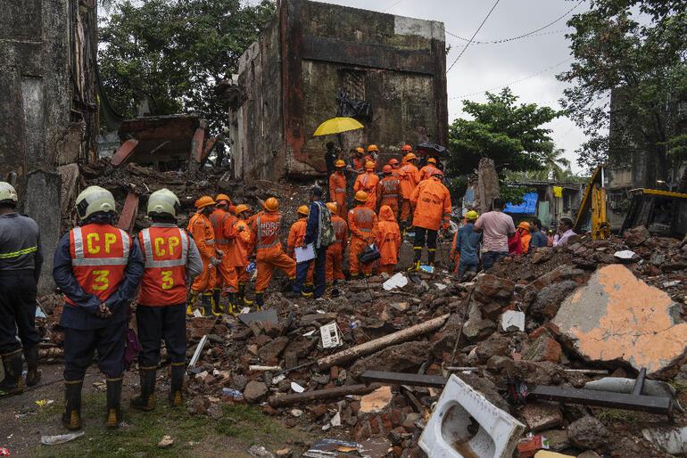 Hindistanda bina çöktü: 3 ölü, 12 yaralı