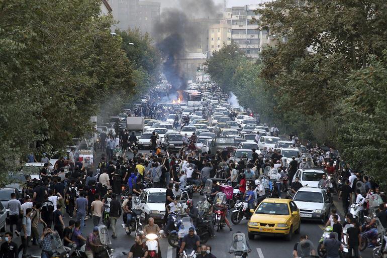 Mahsa Amini için düzenlenen protestolar sürüyor: İranda son durum ne