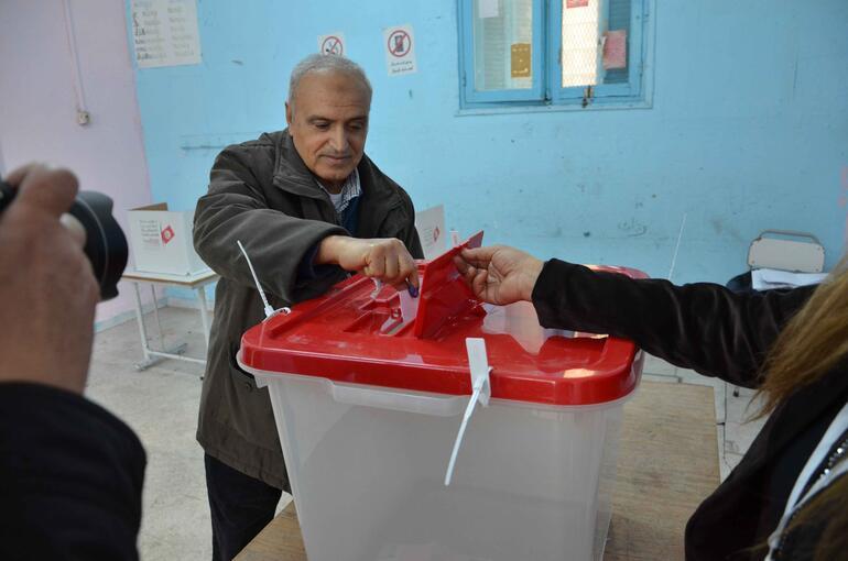 Tunusta halk sandık başında: Muhalefet erken seçimi boykot ediyor