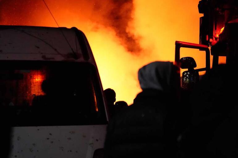 Zeytinburnunda doğalgaz borusu patladı: 4 araç alev alev yandı