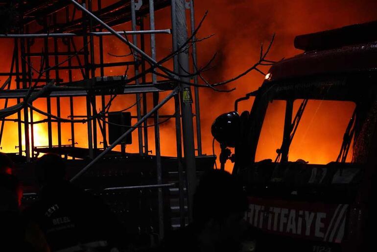 Zeytinburnunda doğalgaz borusu patladı: 4 araç alev alev yandı