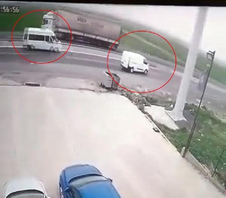 Şırnak’ta kaza sonucu karşı şeride savrulan iki minibüse TIR çarptı
