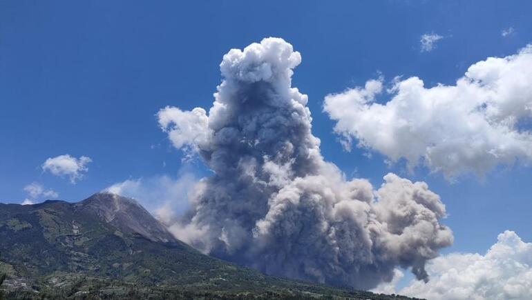 Merapi Yanardağında patlama