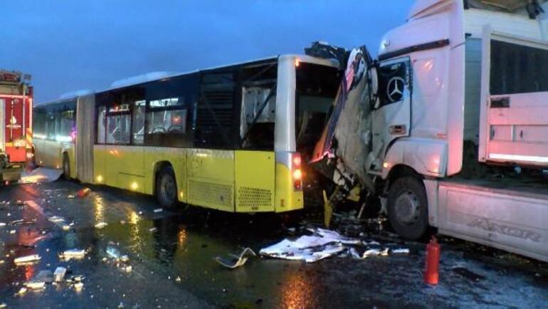 TIR, yol bakım aracı ve İETT otobüsüne çarptı: 2 ölü 2 yaralı