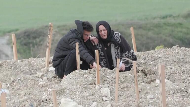 Deprem mezarlıklarında gözyaşı hâkim