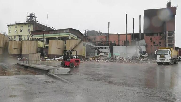 Nurdağındaki ağır hasarlı yağ fabrikası yıkılıyor
