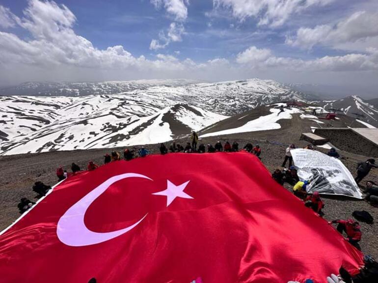Palandökenin zirvesine tırmanıp, dev Türk bayrağı açtılar