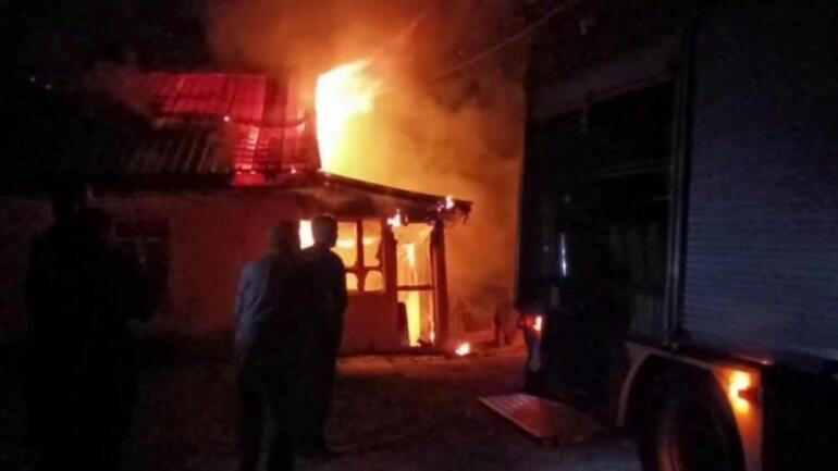 Sakaryada gece vakti korkutan yangın Tek katlı ev alev alev yandı
