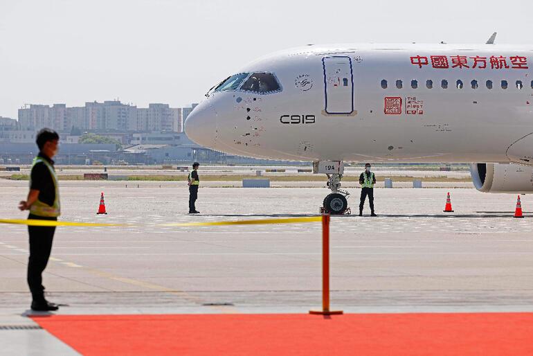 Çinin ilk yerli üretim yolcu uçağı C919 gökyüzüyle buluştu