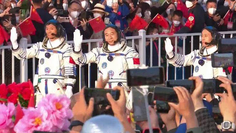 Çin ilk sivil astronotunu uzaya yolladı