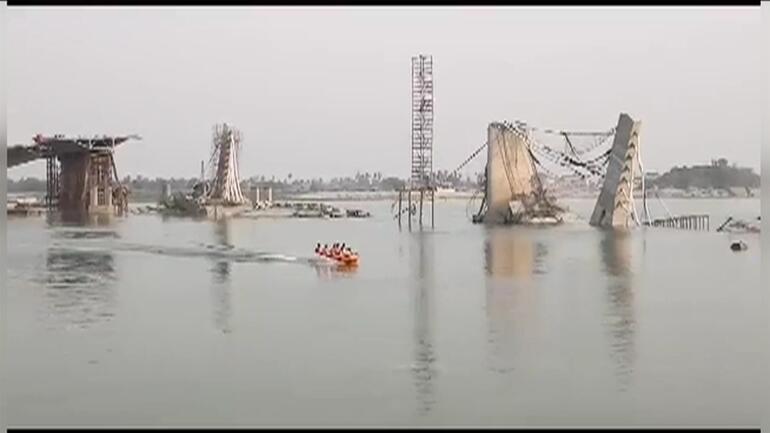 Hindistanda köprü çökme anı kamerada