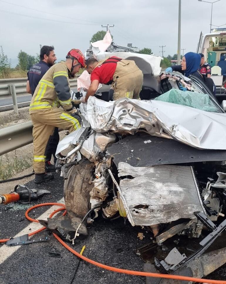 Bursada feci kaza: Otomobil, TIRa çarptı