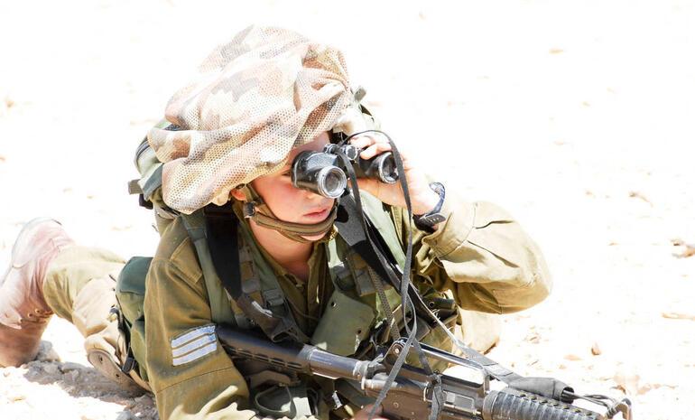 Kadın askerler isyanda: İsrailde kışlayı karıştıran şarkı emri